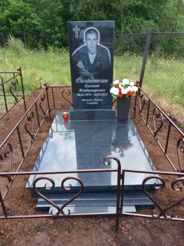 Памятник и благоустройство