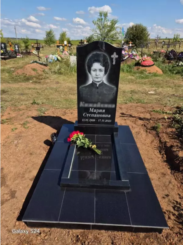 Памятник и благоустройство