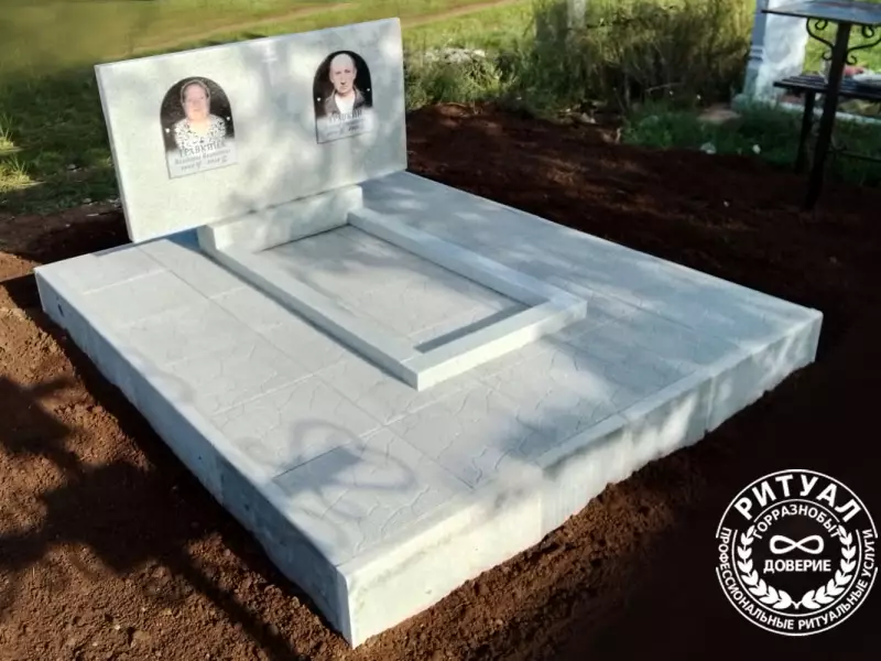 Памятник и благоустройство