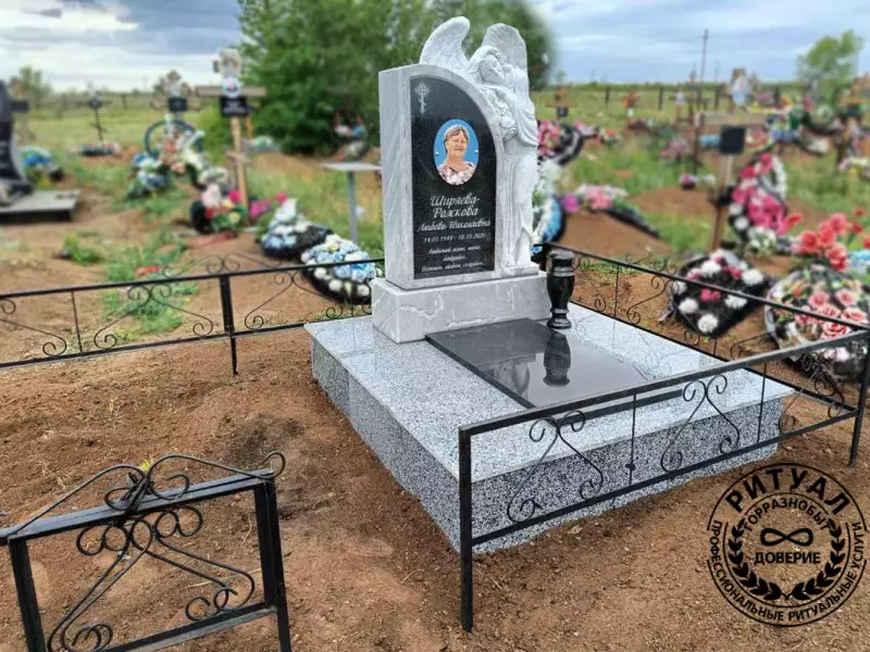 Памятник и благоустройство